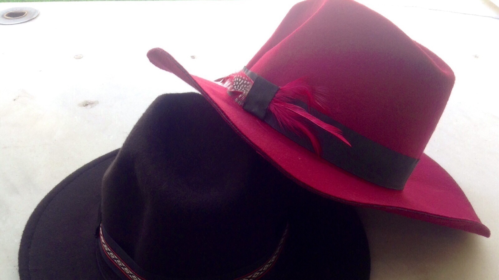 Gran variedad de productos. Pañuelos, bolsos, colgantes y un sinfín de complementos a precios asequibles