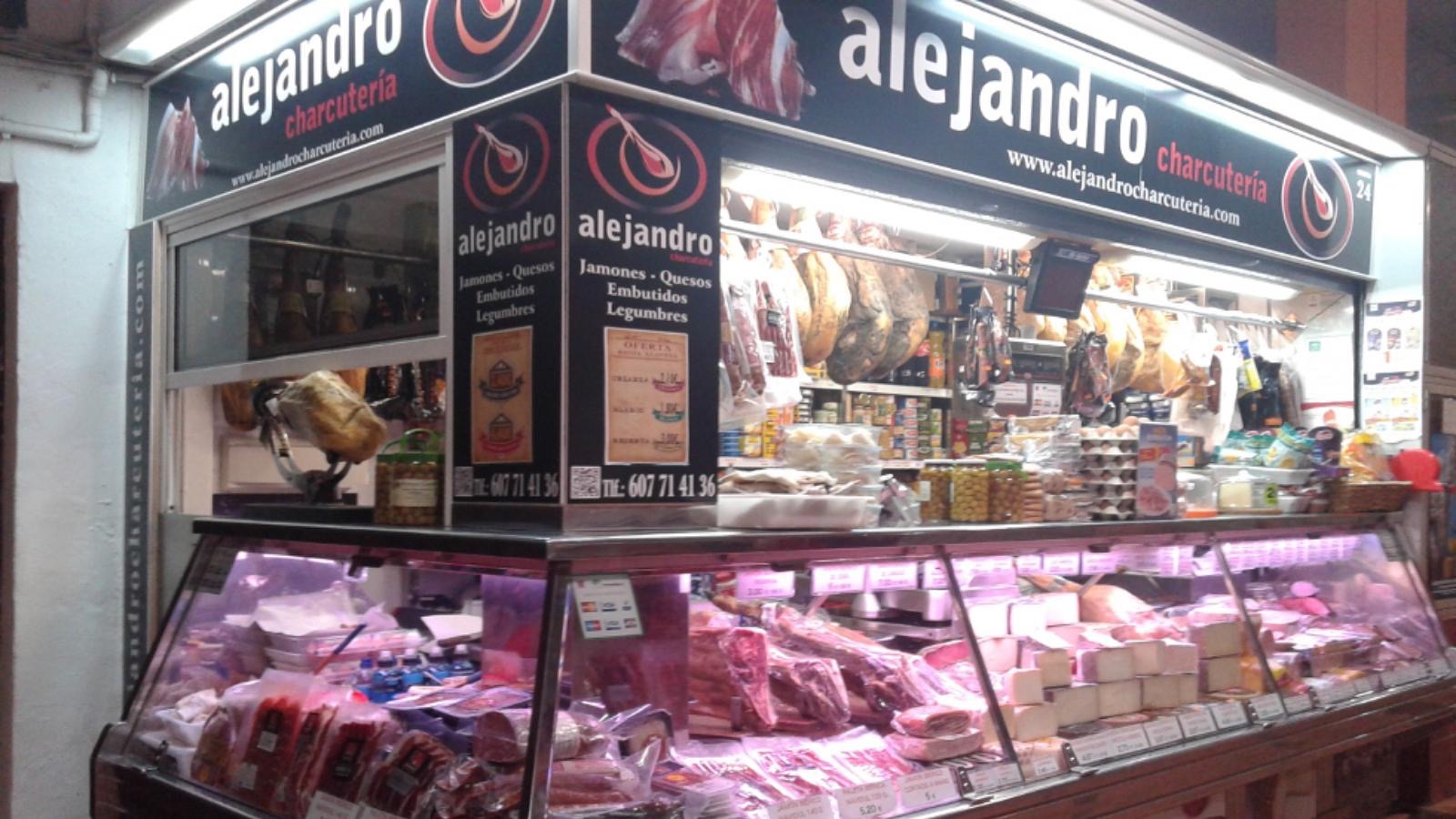 Situado en el mercado Bailen, Alejandro charcutería, es un comercio especializado en productos de charcutería selecta