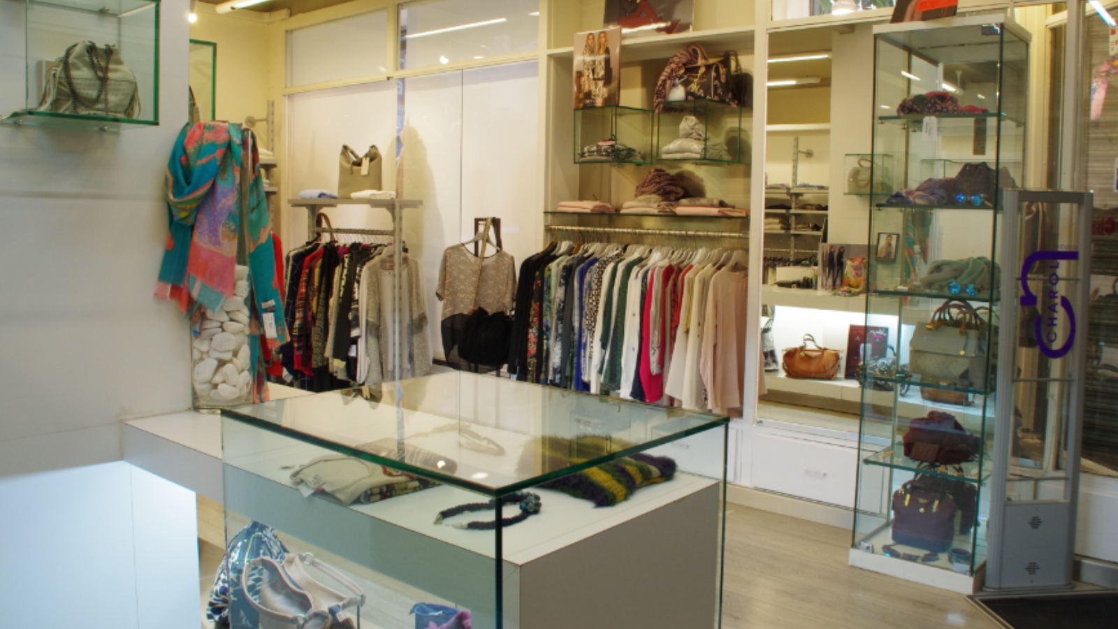 Tenemos firmas españolas como Elisa Cortés, Jotamasge, Alba Conde...