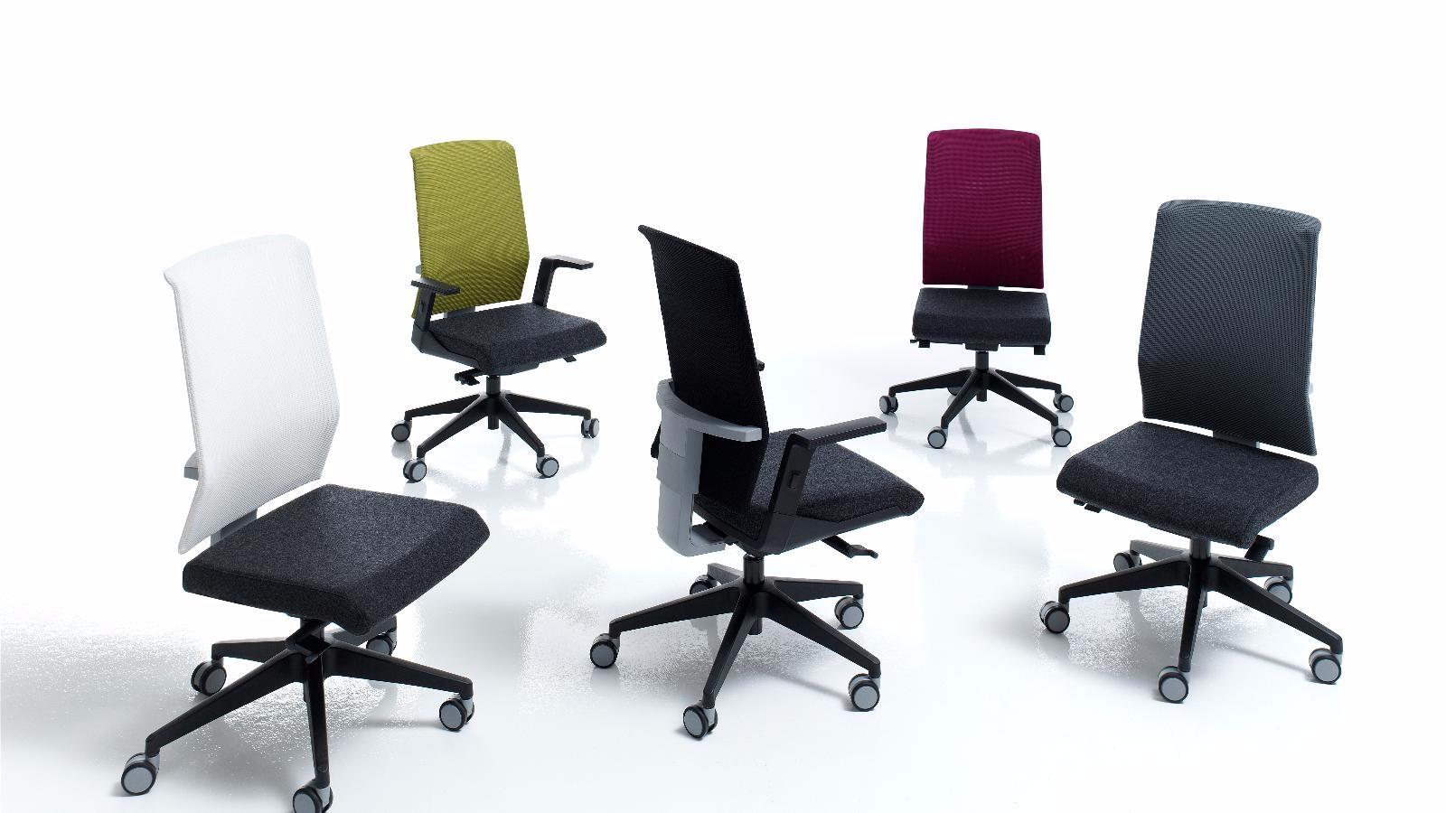 Sillas ergonómicas de diseño. Respaldo en red o tapizado, con o sin brazos. Combinación de colores.