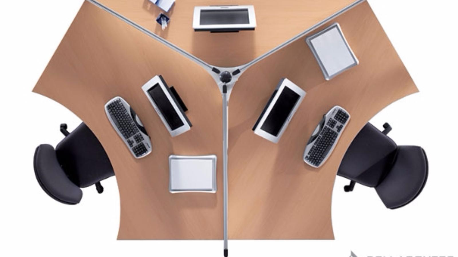 Centralita de trabajo, con tres puestos. Color Roble. Separación con mamparas.