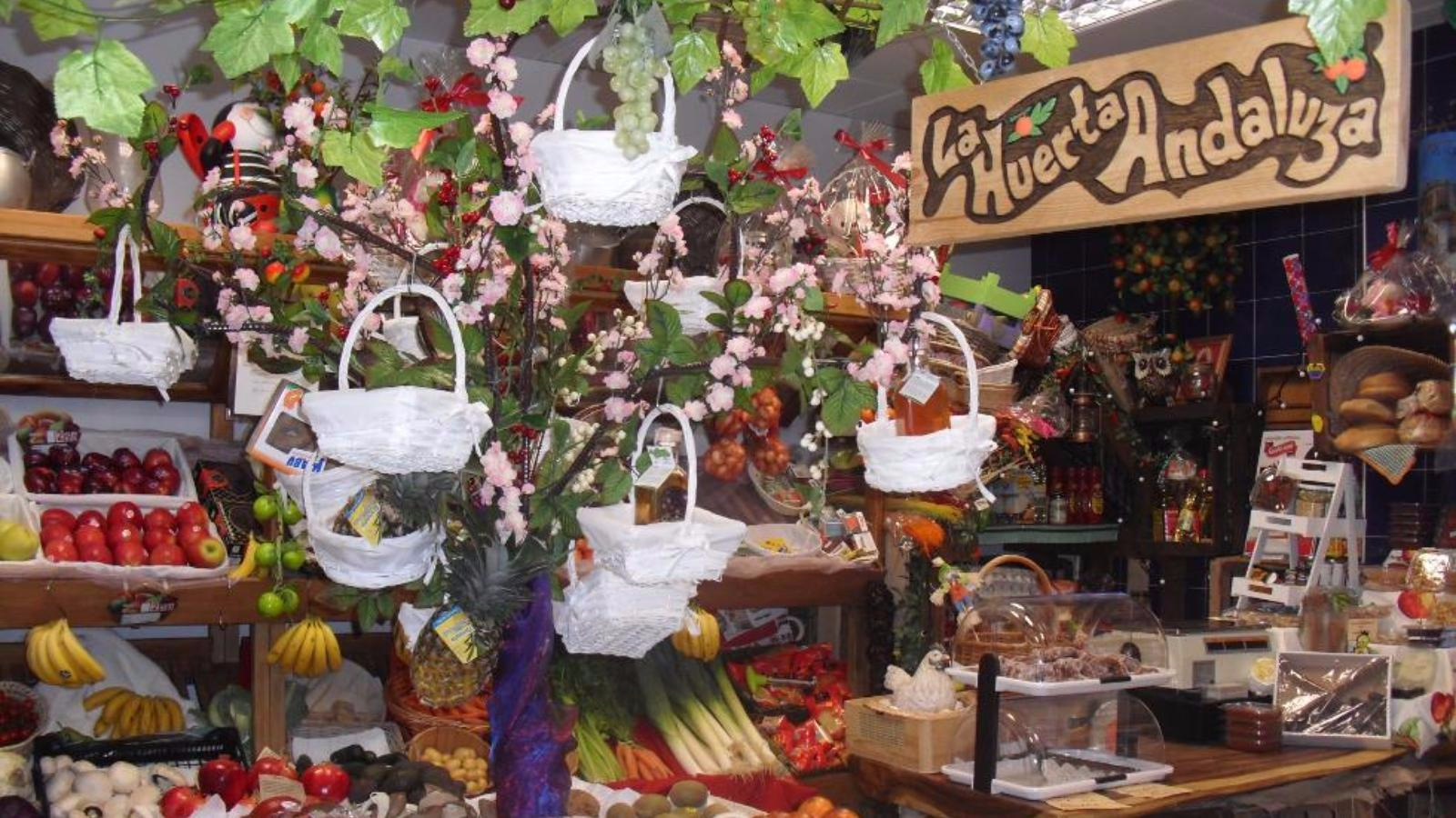 Decoración y degustacíon de nuestros productos. Tartas de chuches, cestas de frutas y eventuales (San Valentín, Navidad)