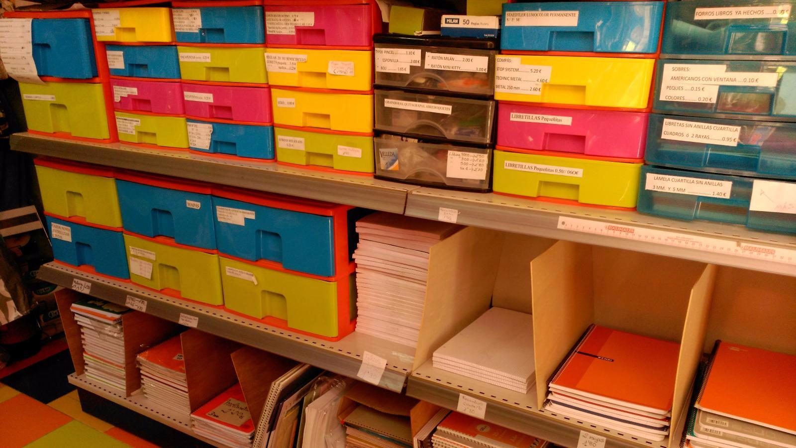 En nuestra tienda encontraras libretas, tijeras, bolígrafos...