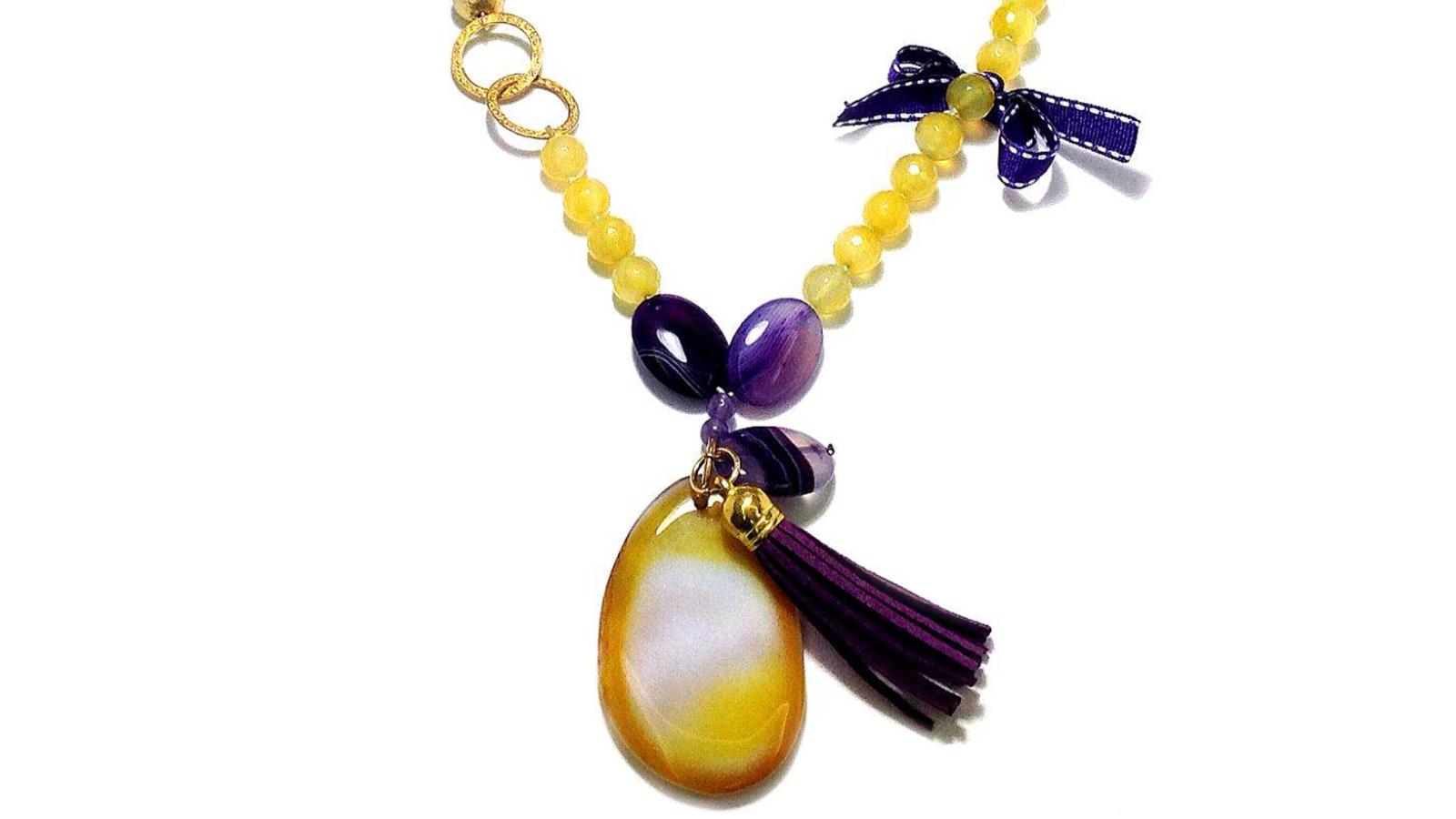 Collar con amatistas, cuarzos citrinos y medallón de ágata.