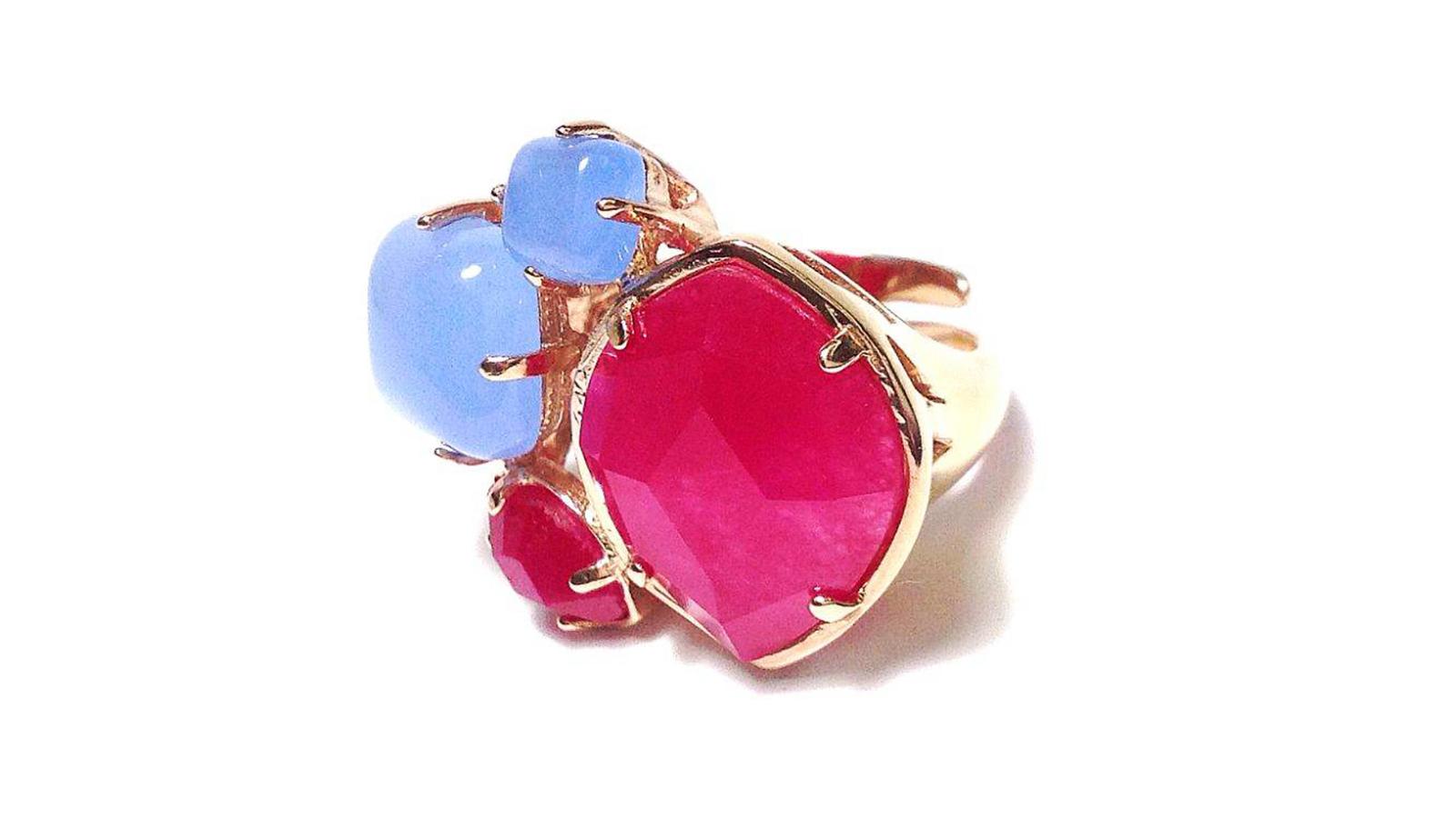 Sortija plata de ley chapada en oro amarillo con cuarzo color rubí y calcedonia.