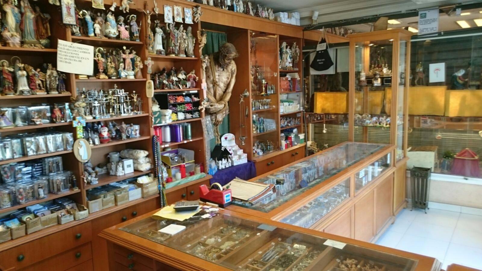 La Imagen de un Cristo Nazareno preside nuestro comercio.