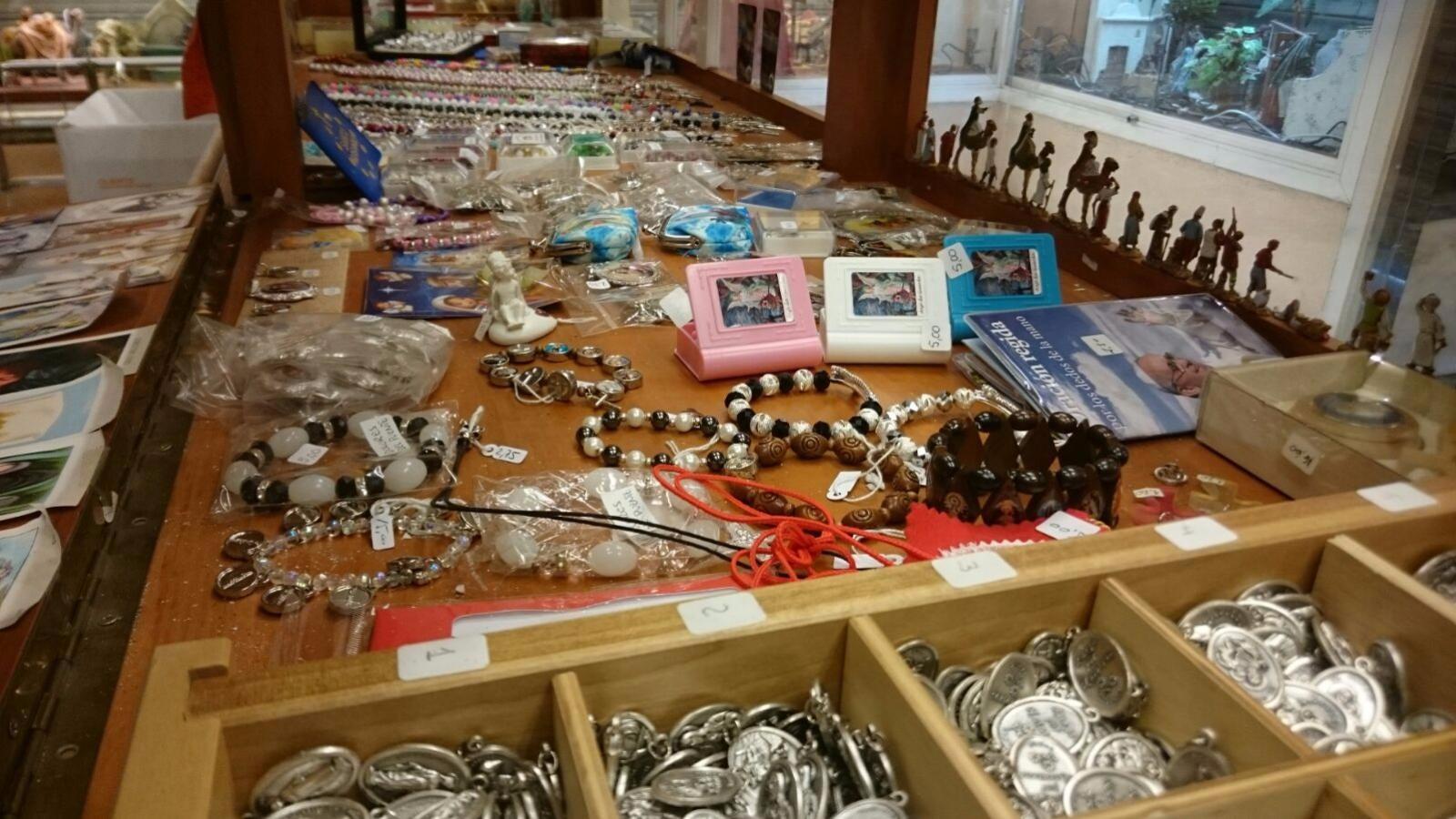 Disponemos de un extenso surtido de artículos pequeño, tanto para regalo, como para su devoción personal.