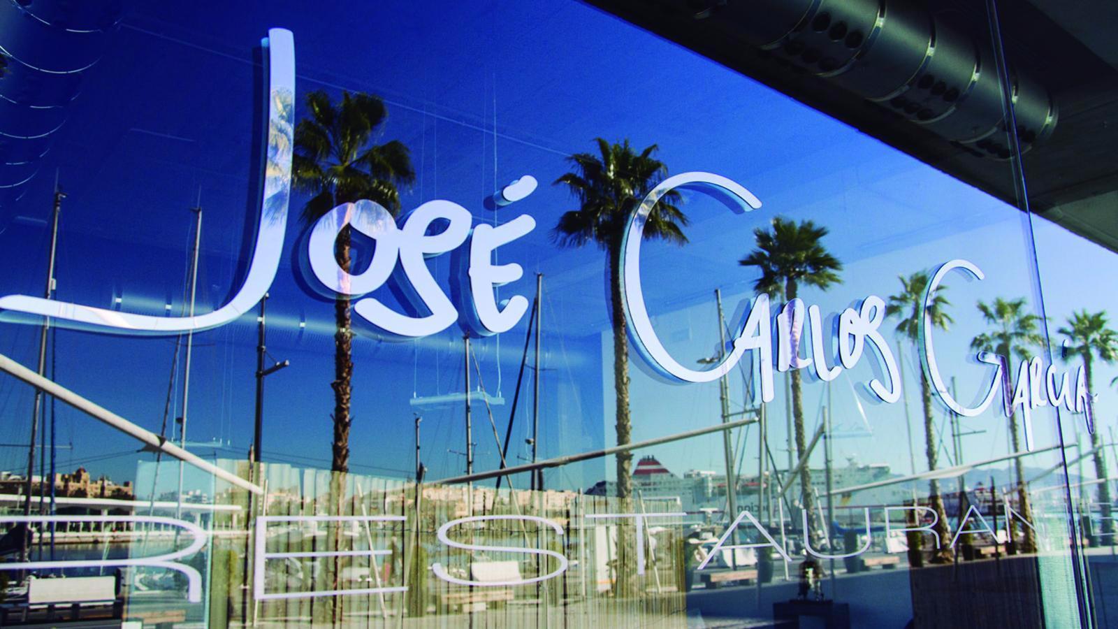El restaurante José Carlos García se encuentra situado en el Puerto de Málaga, junto a la Plaza de la Capilla, Muelle 1