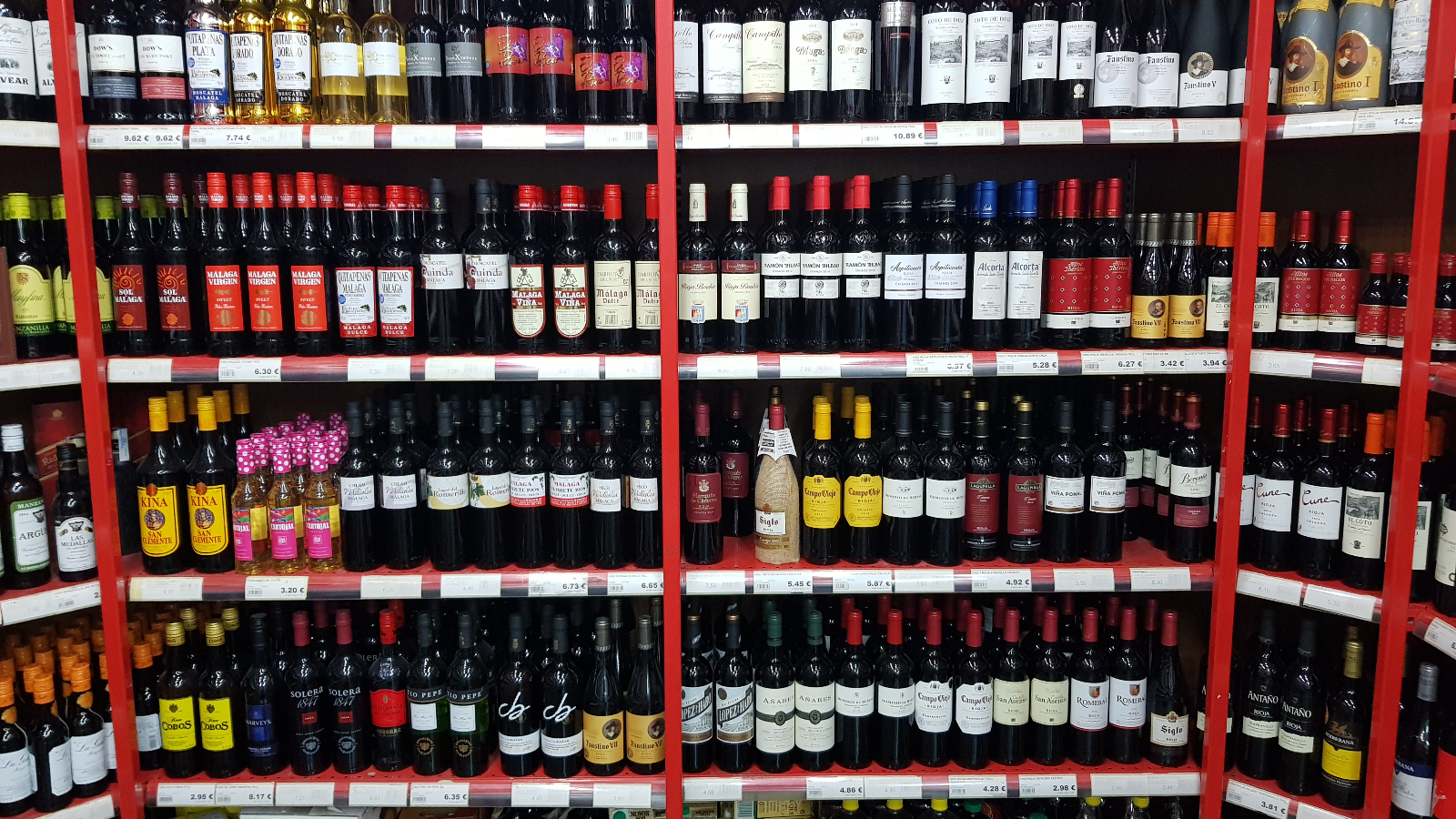 GRAN VARIEDAD DE LICORES Y BEBIDAS