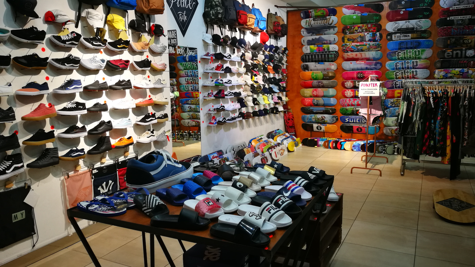 Zona zapatillas, chanclas y gorras.