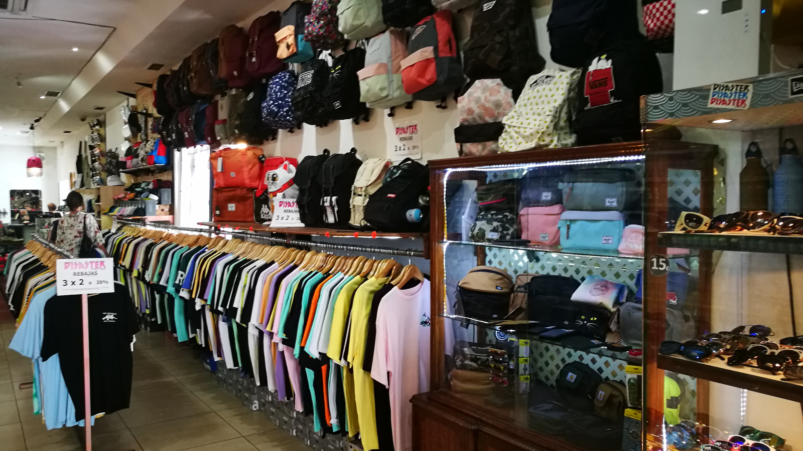 Zona camisetas, mochilas, riñoneras.