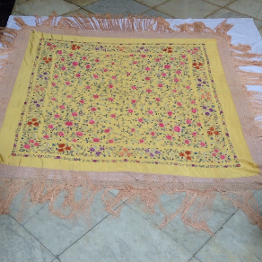 MANTÓN DE MANILA DE SEDA NATURAL, BORDADO CON HILO DE SEDA DEL SIGLO XIX