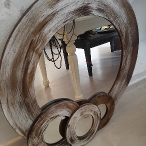 Espejos circulares con marco de madera pintada