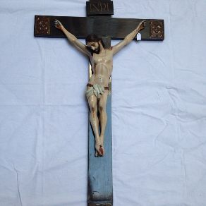 CRUCIFIJO DE MADERA TALLADA DE GRAN TAMAÑO