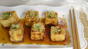 Tofu frito con salsa dashi